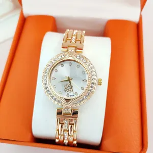 Elegante Damen Strass Quarz Uhr mit Stahl Armband, luxuriöses Armbanduhren Detail.