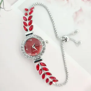 Modieus dames quartz horloge met rode bladkristallen en verstelbare zilveren armbandketting.