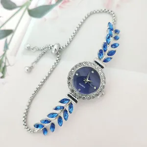Elegant vrouwen quartz horloge met blauwe kristallen blad armband en verstelbare ketting.