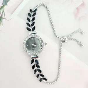Detailweergave dames quartz horloge met zwarte blad strass band en verstelbare ketting.