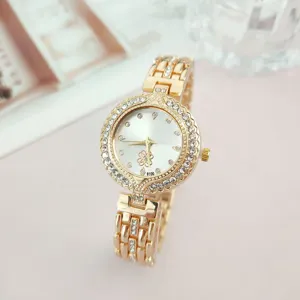 Elegante goldene Damen Quarzarmbanduhr mit Strass Lünette und funkelnden Armband Details.