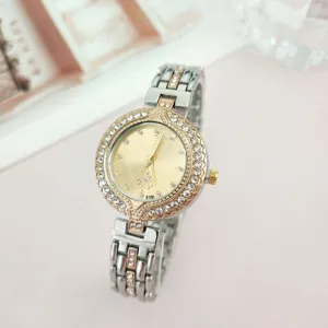 Damen Strass Quarzuhr mit glänzender Diamantlünette und Metallarmband, Detailaufnahme.