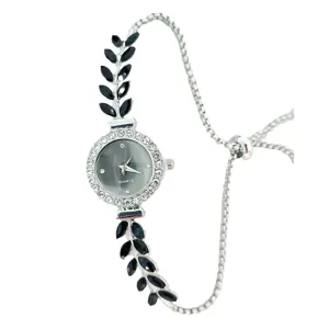 Detailopname van dames quartz horloge met blad strass steen en verstelbare ketting.