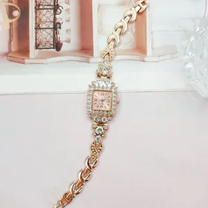 Vista dettagliata dell'orologio da donna quadrato con strass e cinturino in oro rosa.