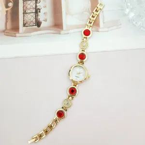 Elegante Damen Quarz Armbanduhr mit roten Edelsteinen und glitzernden Kristalldetails.