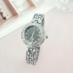 Elegante Damen Strass QuarzUhr mit silbernem Edelstahlarmband und glitzerndem Zifferblatt.