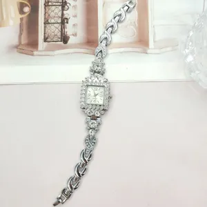 Orologio da polso al quarzo quadrato con strass argentato per donna, accessorio elegante.