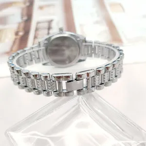 Silbernes Edelstahl Quarz Herrenuhr Business Luxus Diamant Detailansicht Armbanduhr