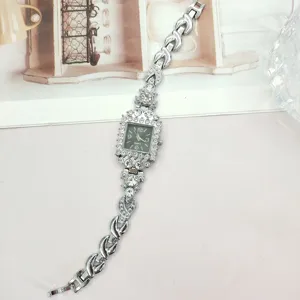 Primo piano dettagliato dell'orologio da donna al quarzo quadrato con strass e bracciale.