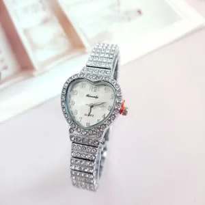 Silberne herzförmige Strass Damen Quarzuhr, glänzende Kristall Armbanduhr Mode.