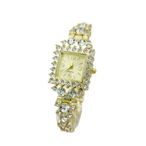Dettaglio orologio quarzo donna quadrato, primo piano bracciale con strass luminosi.