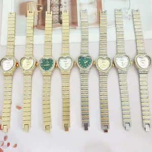 Nahaufnahme Details der luxuriösen Strass Herz Damen Quarz Uhr mit funkelndem Armband.