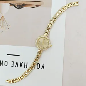 Exquisite Damen Quarz Uhr in Gold mit Strass Steinen, elegante Armbanduhr Detailansicht.