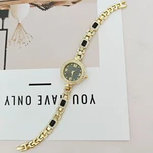 Damen Gold Quarz Armbanduhr mit Strasssteinen und schwarzen Stein Gliedern elegante Modeschmuck Uhr