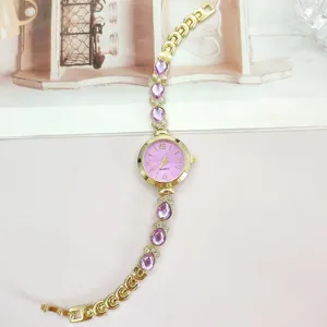 Damen Quarzuhr in Goldoptik mit lila Zifferblatt und Kristallarmband fuer den Alltag