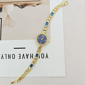 Elegante luxuriöse Strass Quarzuhr für Damen mit blauem Zifferblatt und goldenem Armband.
