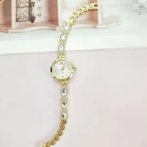 Detailansicht der goldenen Damen Quarzuhr mit Strass Kristall Armband und rundem Zifferblatt.