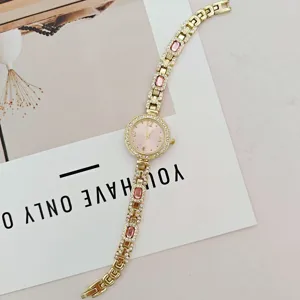 Detailaufnahme einer luxuriösen goldenen Quarzuhr mit Zifferblatt und funkelnden Strasssteinen.