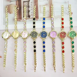 Detailansicht stilvoller Damen-Quarzuhr mit bunten Strass-Kettenarmbändern und Zifferblättern.
