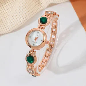 Detailansicht der eleganten Damen Quarz Armbanduhr mit grünen Steinen und Strasssteinen.