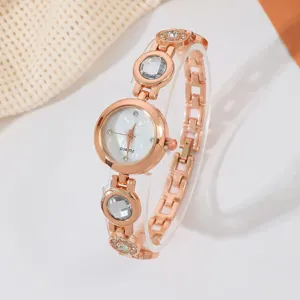 Nahaufnahme einer eleganten roségoldenen Damen Quarzarmbanduhr mit Kristall- und Armbanddetails.