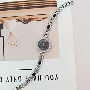 Exquisite Strass-Quartzuhr Damen Detailaufnahme, glitzerndes Kristall-Armband-Design.