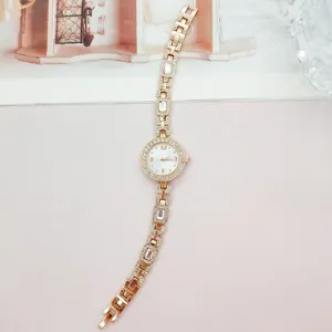 Elegante Damen Strass Quarz Uhr mit goldem Metallarmband und funkelndem Zifferblatt Design.