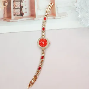Elegante Damen Quarzarmbanduhr mit rotem Zifferblatt, glänzenden Strasssteinen und Armband.