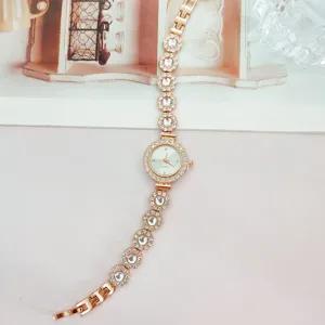 Exquisite Damen Quarzarmbanduhr mit funkelnden Strasssteinen, elegante Roségold Detailansicht.