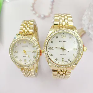 Set di orologi al quarzo di coppia in acciaio inossidabile dorato con dettagli di strass.