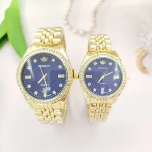Primo piano dettagliato del set di orologi al quarzo di coppia in oro con strass.