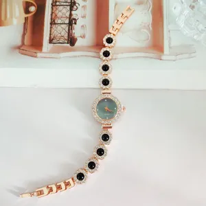 Elegante roségoldene Damen Quarzuhr Strass schwarze Blumen Gliederarmband Detailansicht