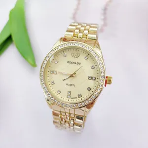 Elegante e raffinato orologio da polso al quarzo dorato con bellissimi strass e acciaio.