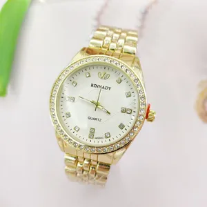 Primo piano di un orologio al quarzo dorato di lusso con cinturino in acciaio e dettagli del quadrante.