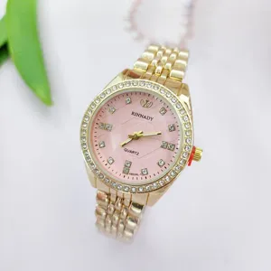 Orologio al quarzo dorato dettaglio con quadrante rosa in strass e bracciale elegante.