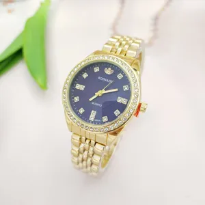Orologio al quarzo in acciaio dorato di lusso con lunetta in strass e quadrante blu.