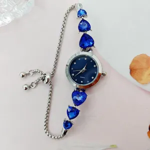Nahaufnahme Detail der Damen Quarzuhr mit blauen Herz Strasssteinen und verstellbarem Armband.