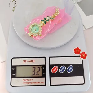 Grüner Stein Blumen Quarz Armbanduhr mit glitzernden Strasssteinen für Damen Alltag