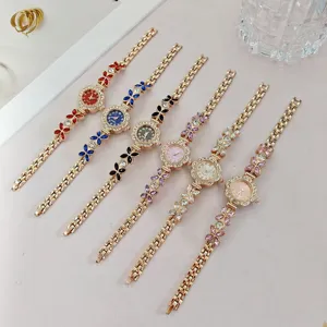 Elegante Damen Quarz Armbanduhr mit glitzerndem Strass Blumen Armband, modischer Zeitmesser.