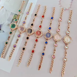 Orologio da donna al quarzo oro rosa con strass e bracciale con gemme a cuore colorate.