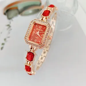 Primo piano dettagliato di orologio al quarzo quadrato oro rosa da donna con cinturino in cristallo