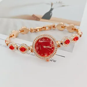 Elegante Damen Quarz Armbanduhr mit rotem Zifferblatt und funkelnden Strasssteindetails.