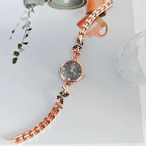 Roségold Damen Quarzuhr mit Kristall Schleife Armband Design, elegante Detailansicht.