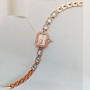 Elegante orologio da donna al quarzo in oro rosa con quadrante rettangolare e bracciale.