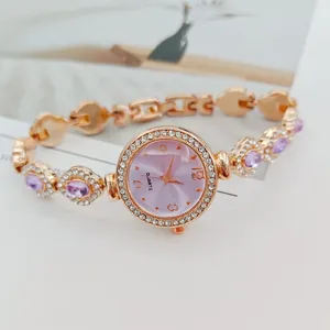 Elegante roségoldene Quarzuhr mit violettem Zifferblatt und Kristallarmband für Damen.