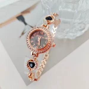 Elegante orologio da donna al quarzo oro rosa con lunetta in strass e dettagli cuori neri.