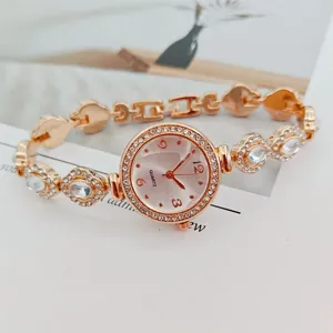 Rosenquarz Strass Damenuhr in Roségold, elegantes Armband-Design mit glänzenden Zifferblättern.