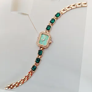 Dettaglio orologio quarzo donna quadrato quadrante verde, lunetta strass e bracciale cristalli.