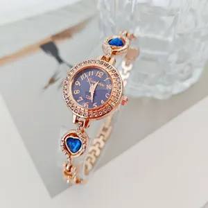 Elegante orologio da polso al quarzo da donna in oro rosa con strass e cuori blu per uso.