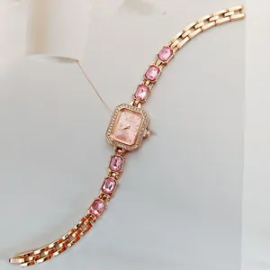 Orologio da donna al quarzo di lusso con quadrante quadrato e bracciale in oro rosa.